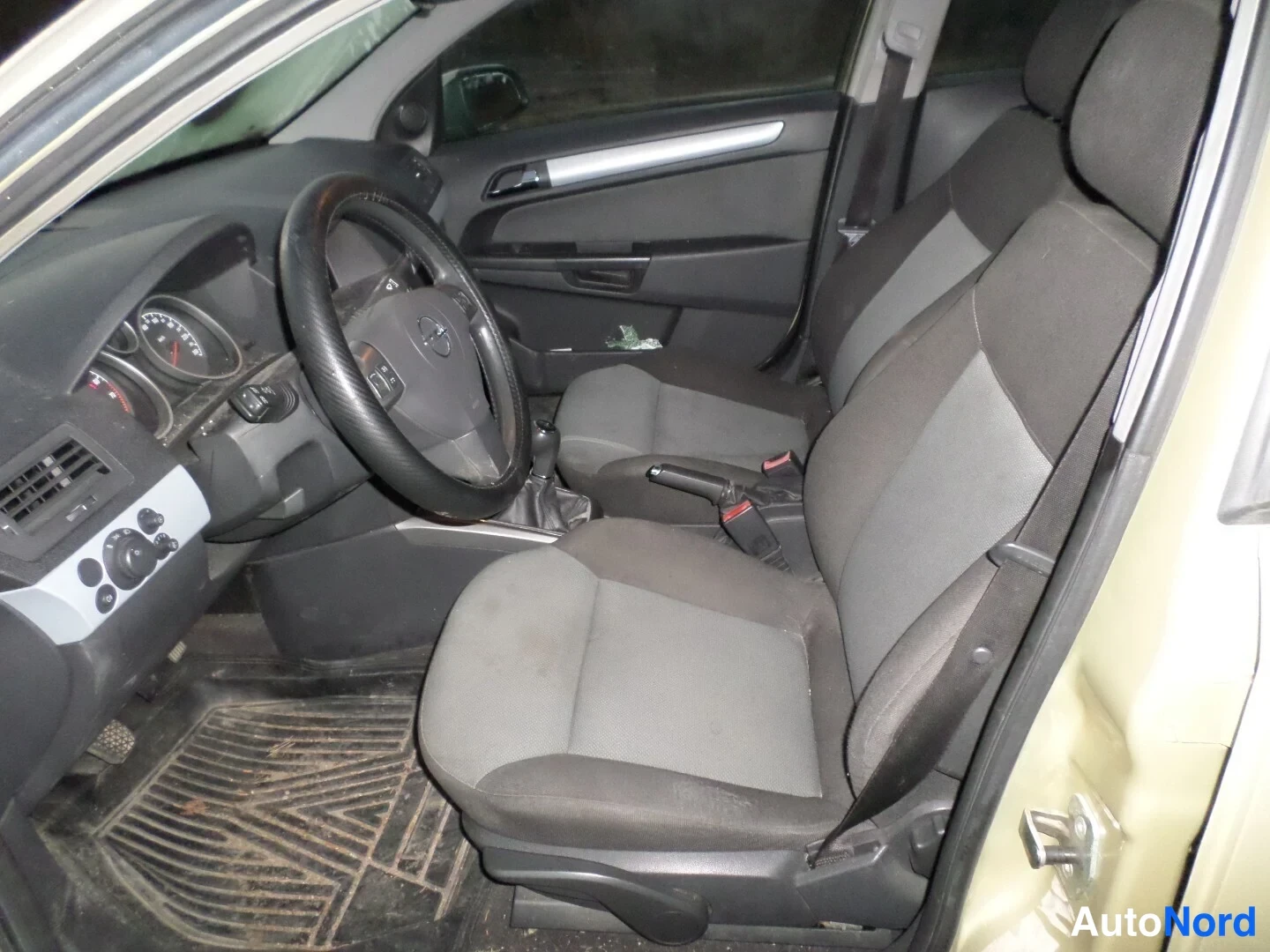 Beige Opel Astra 2005, ohjaamo, kuva 7