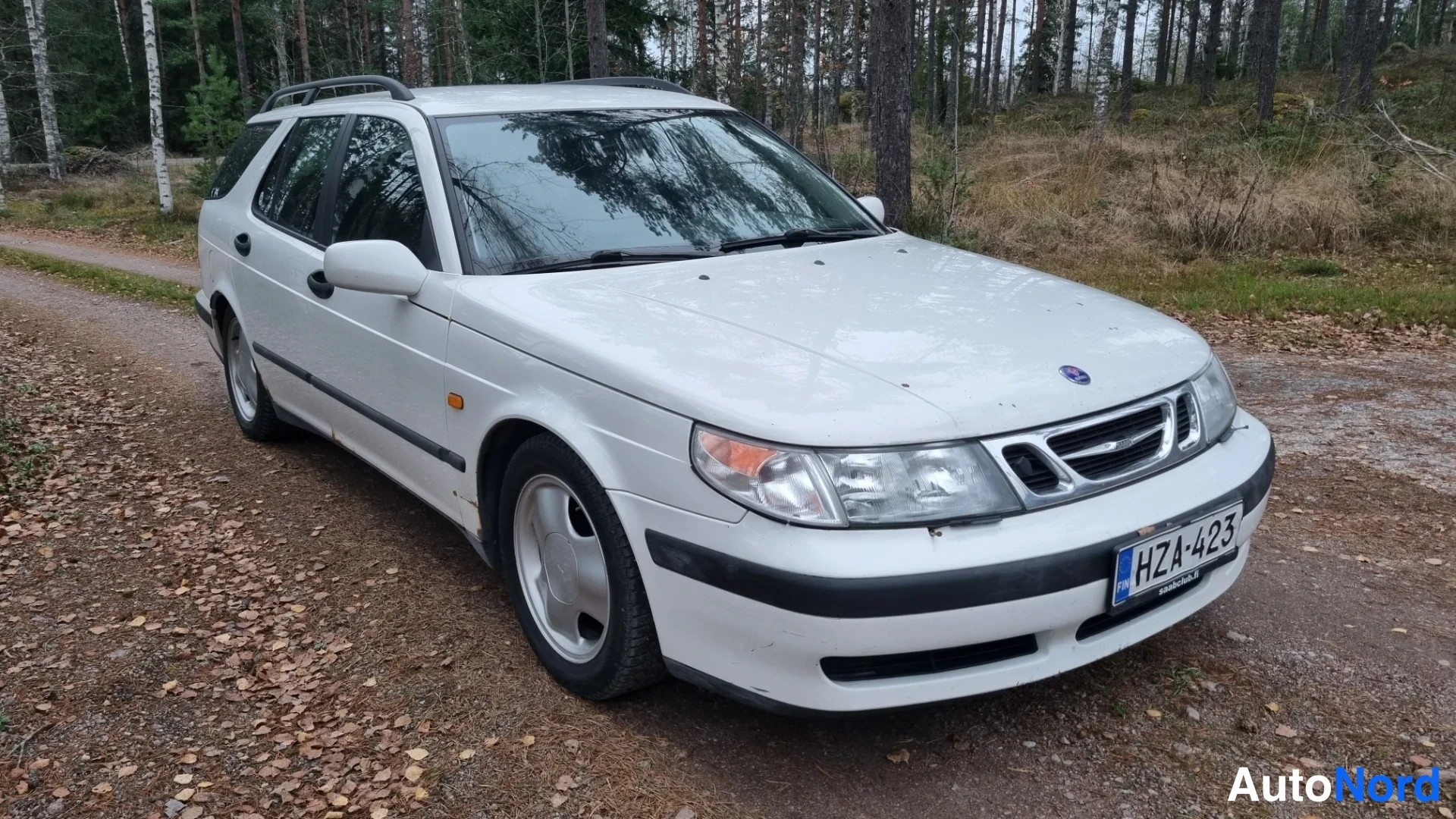 Valkoinen Saab 9-5 2001, etuviisto, keula oikealle, kuva 2