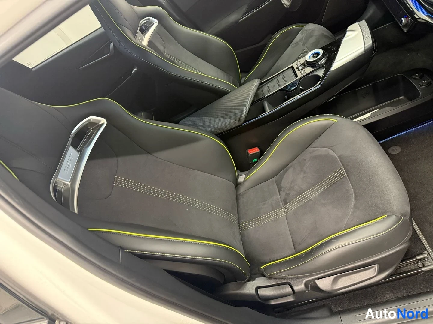 Valkoinen Kia EV6 GT 2023, etuistuimet, kuva 14