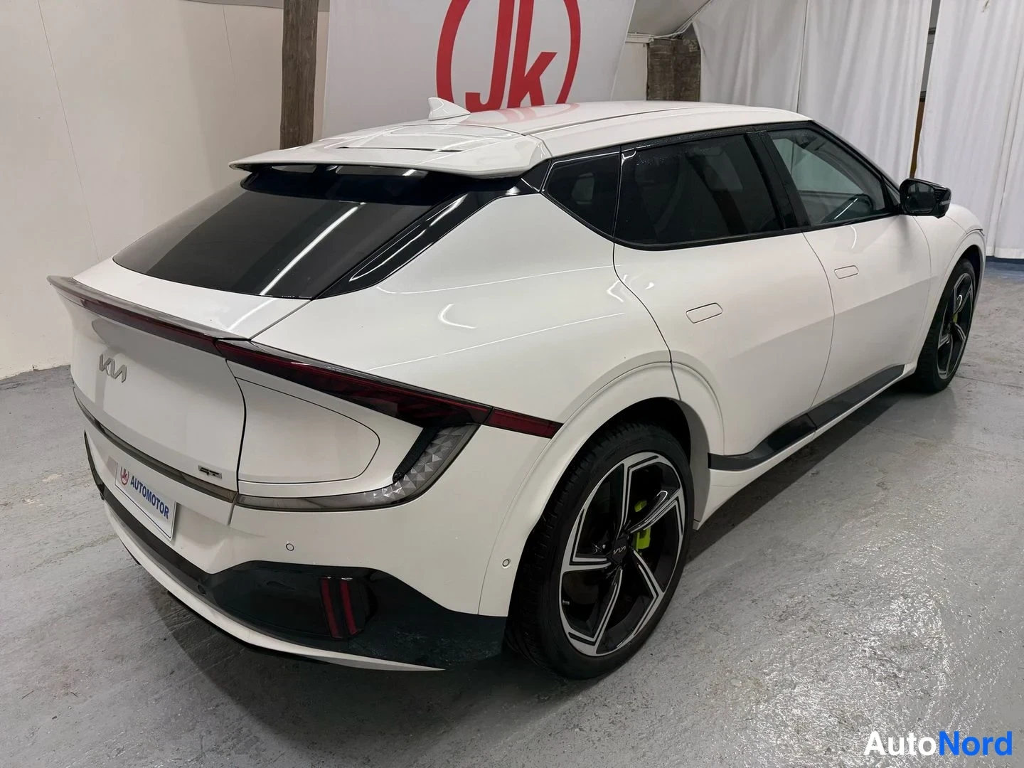 Valkoinen Kia EV6 GT 2023, takaviisto, kuva 6