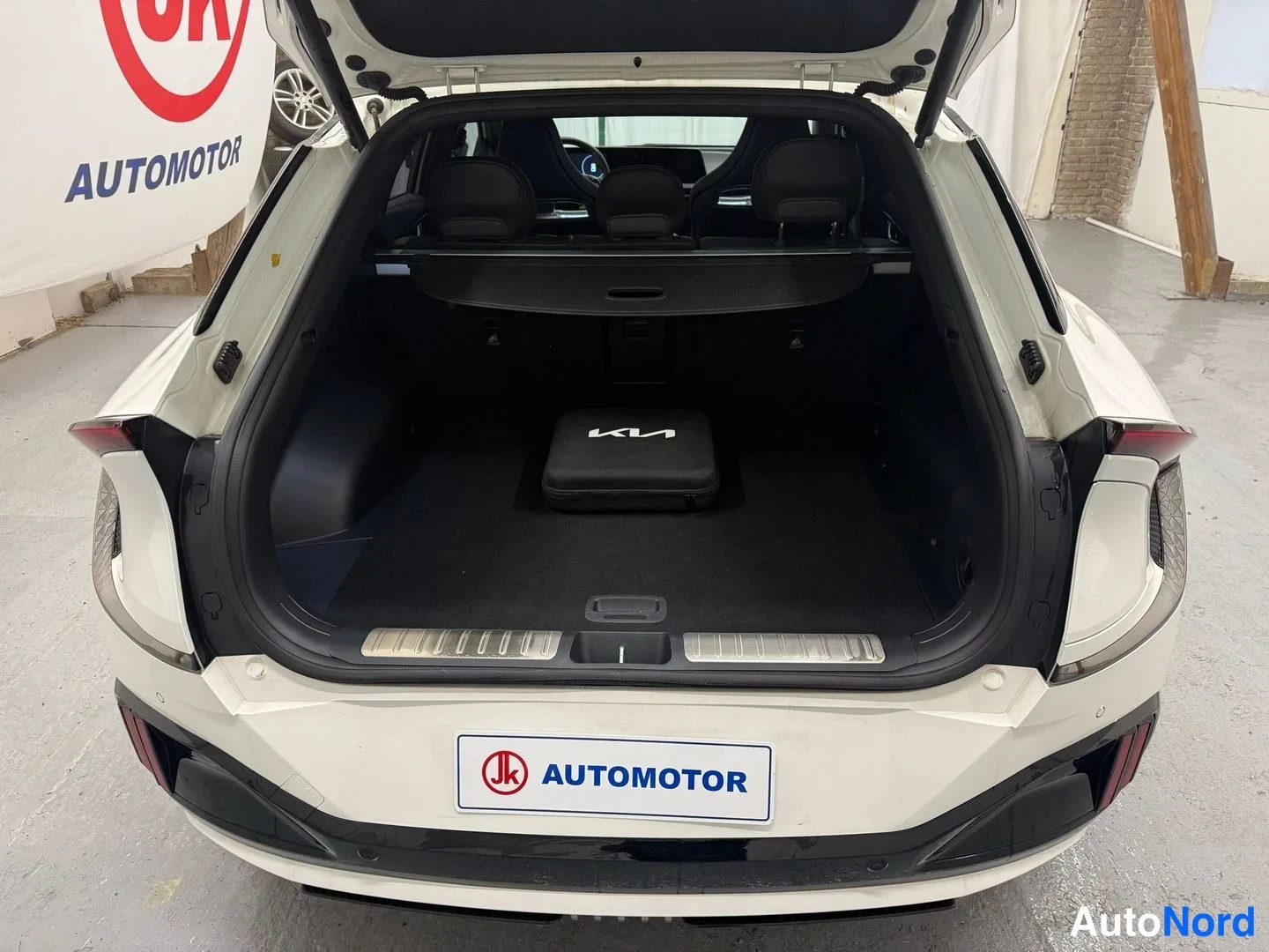 Valkoinen Kia EV6 GT 2023, tavaratila, kuva 17