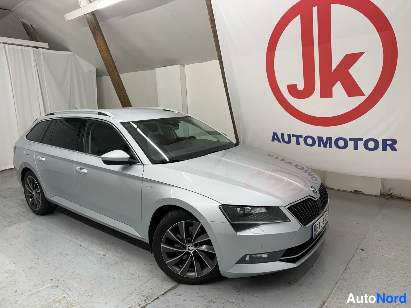 Hopea Skoda Superb 2016, etuviisto, keula oikealle, kuva 3