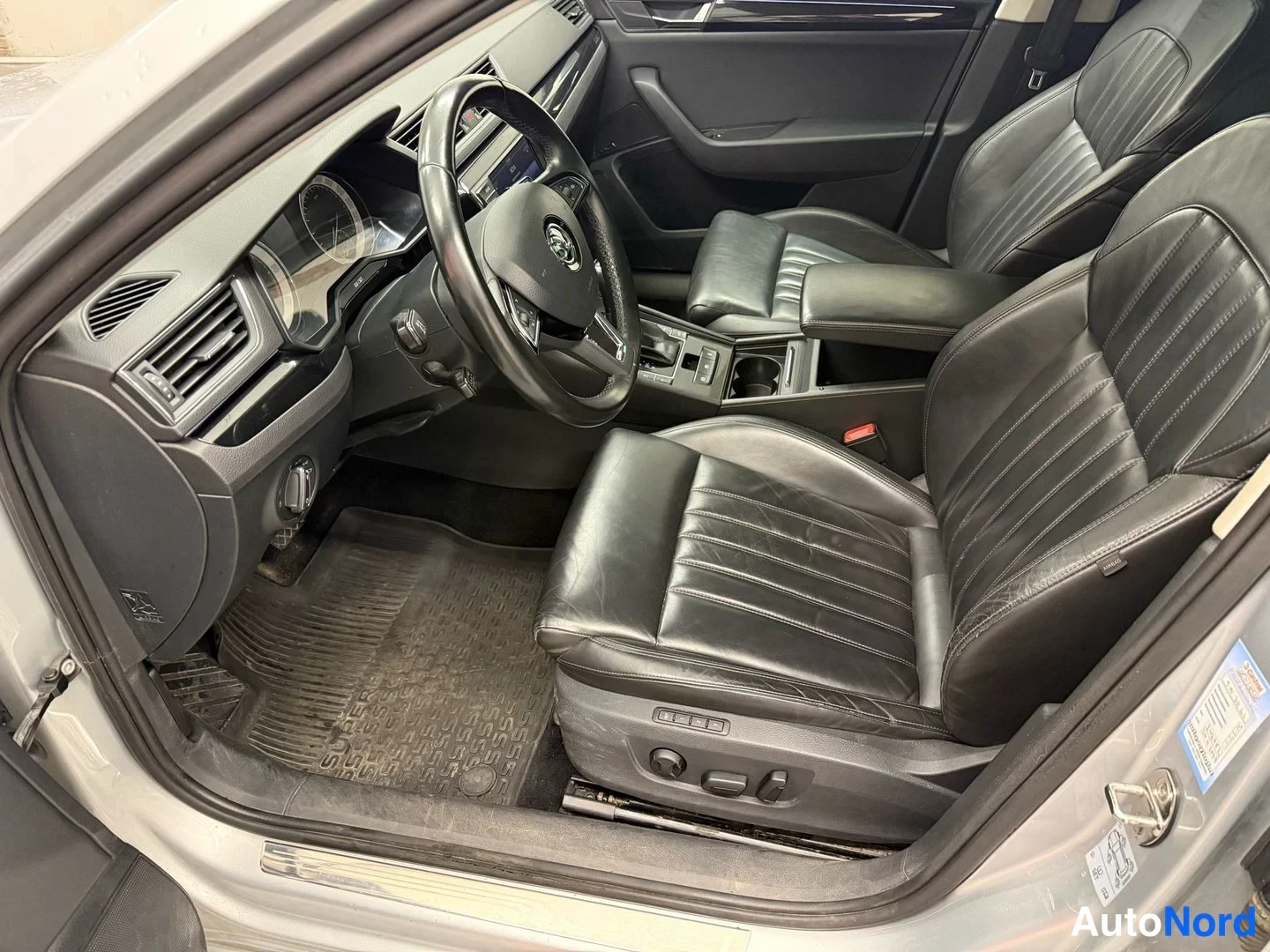 Hopea Skoda Superb 2016, etuistuimet, kuva 11