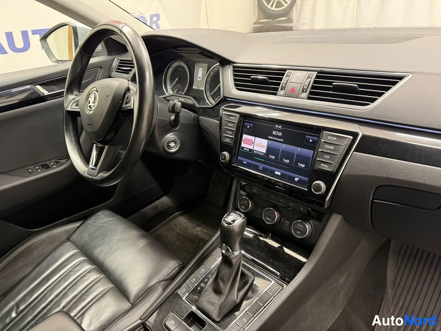Hopea Skoda Superb 2016, ohjaamo, kuva 9