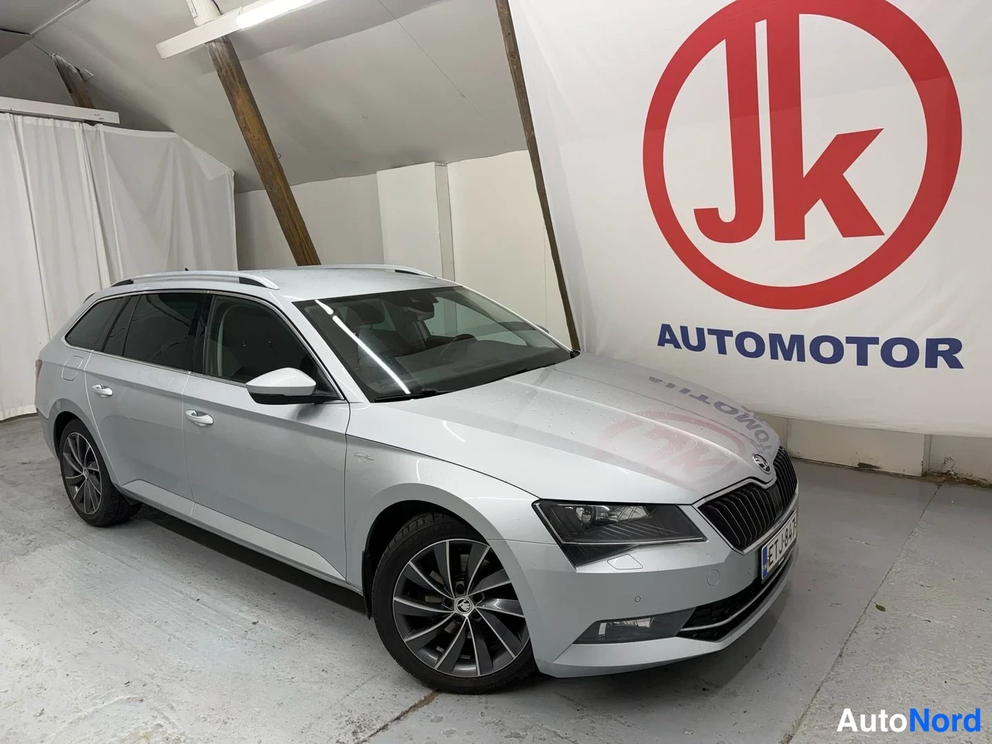 Hopea Skoda Superb 2016, etuviisto, keula vasemmalle, kuva 2