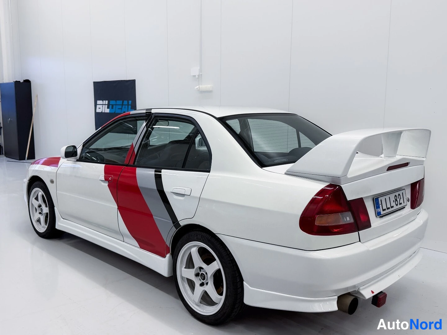 Valkoinen Mitsubishi Lancer 1997, takaviisto, kuva 2