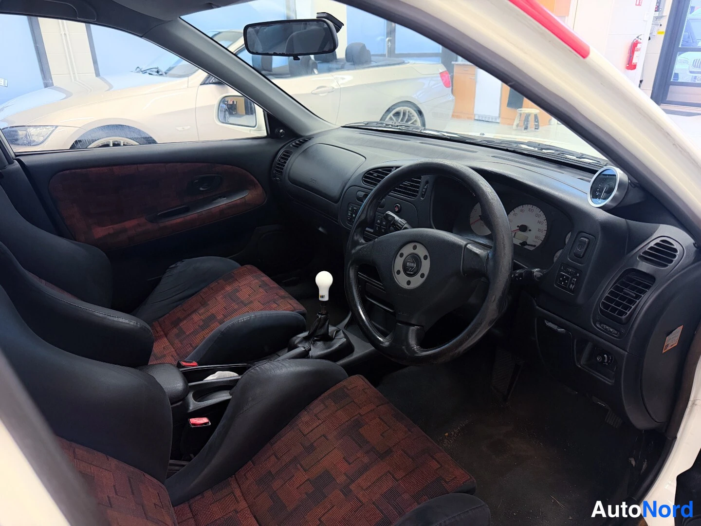 Valkoinen Mitsubishi Lancer 1997, ohjaamo, kuva 3