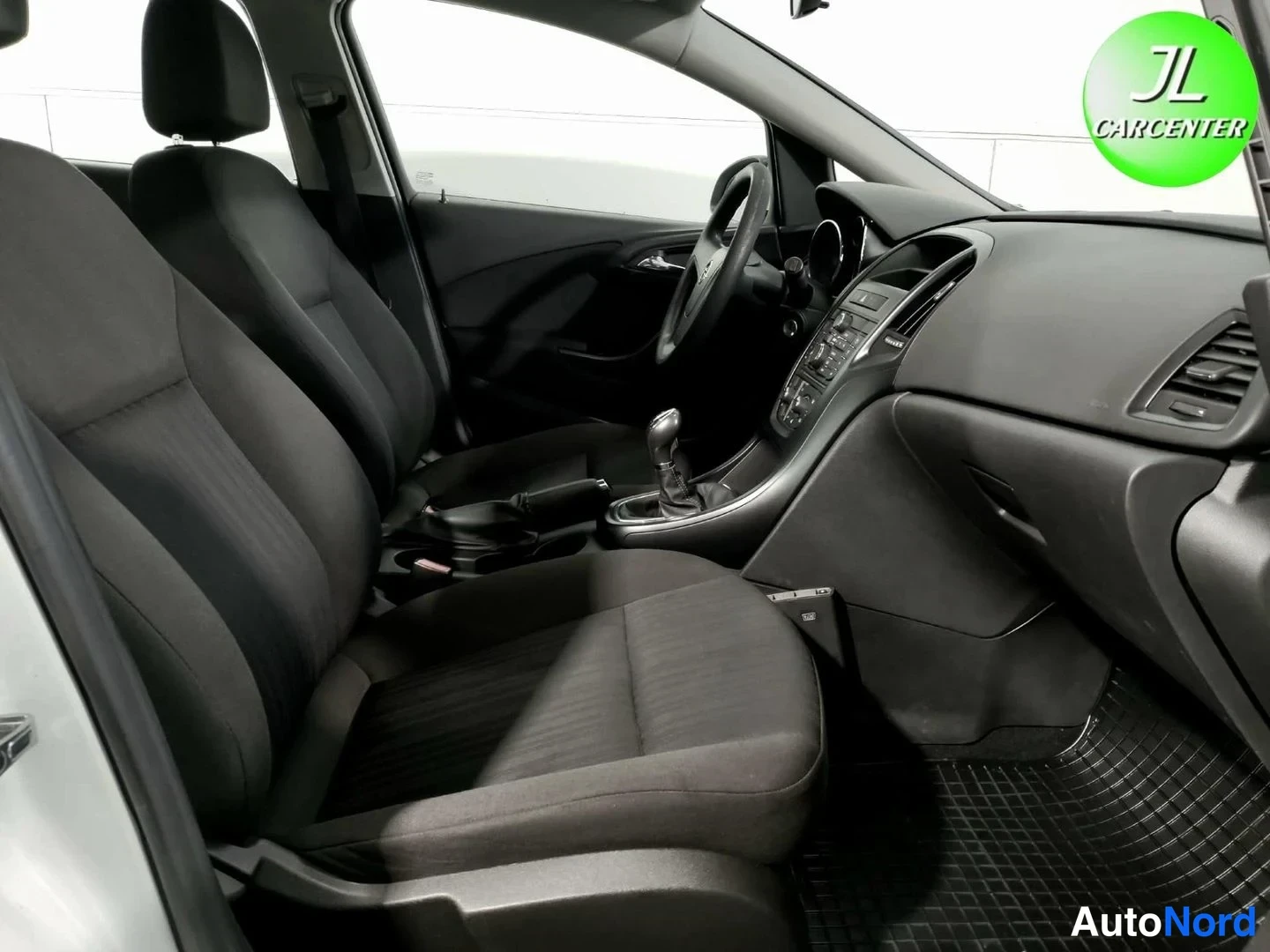 Valkoinen Opel Astra 2011, etuistuimet, kuva 8