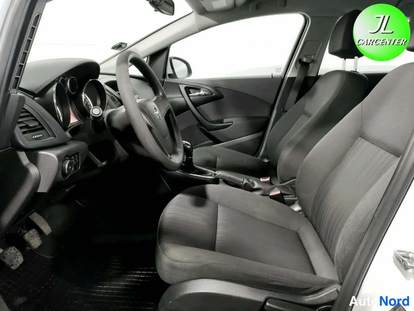 Valkoinen Opel Astra 2011, ohjaamo, kuva 5