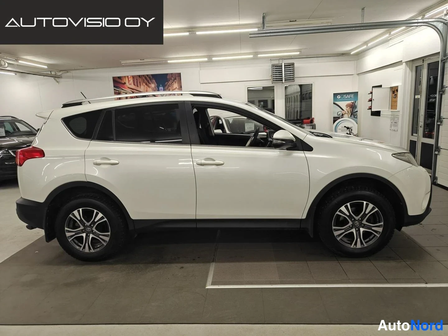 Valkoinen Toyota RAV4 2015, sivulta, kuva 3