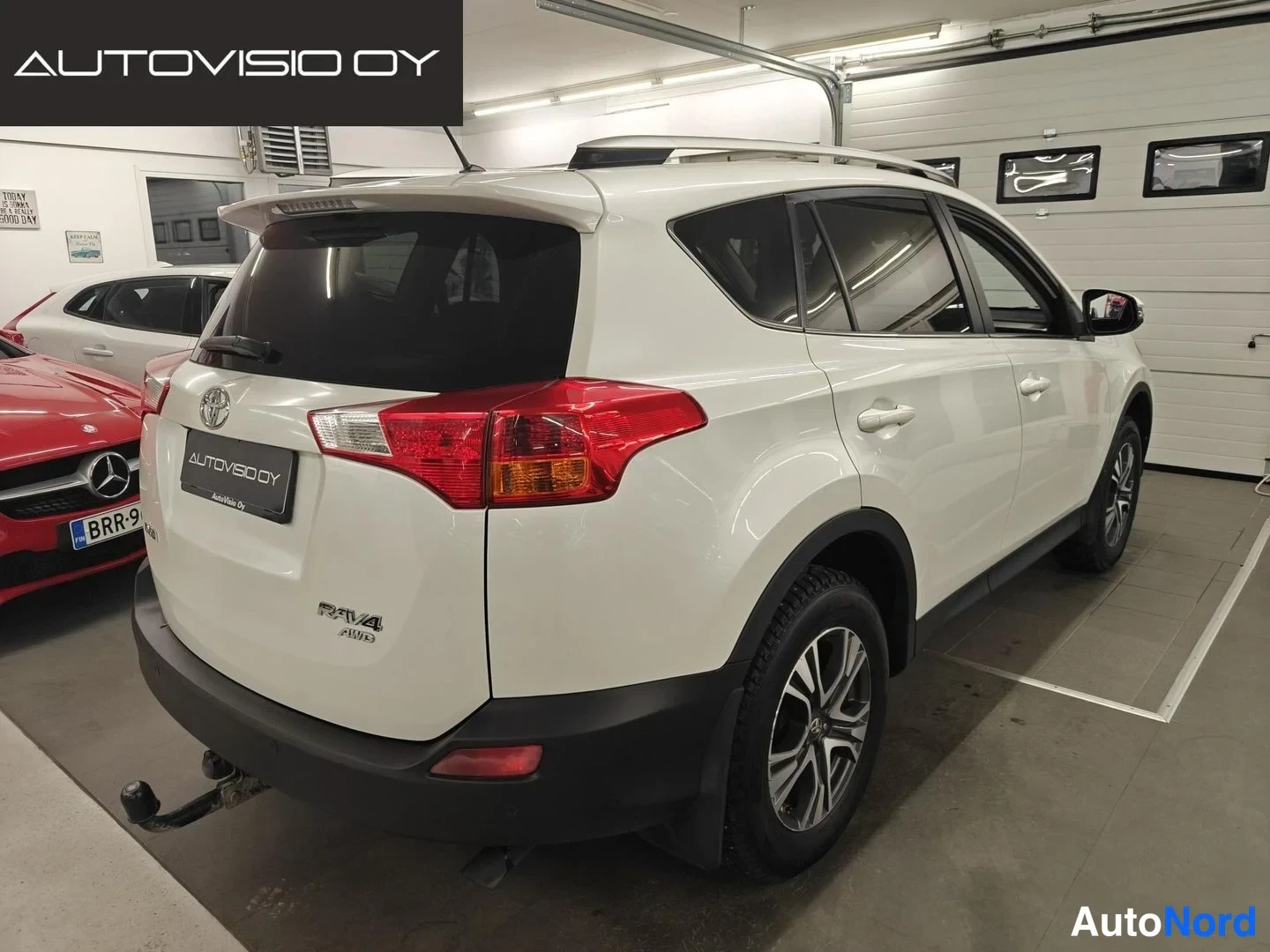 Valkoinen Toyota RAV4 2015, takaviisto, kuva 4