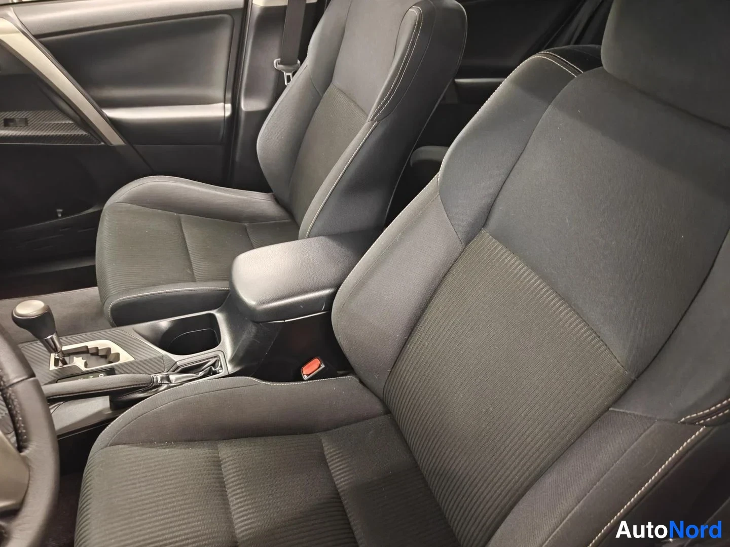 Valkoinen Toyota RAV4 2015, etuistuimet, kuva 8