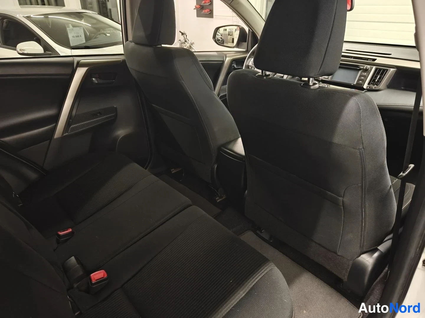 Valkoinen Toyota RAV4 2015, takaistuimet, kuva 9
