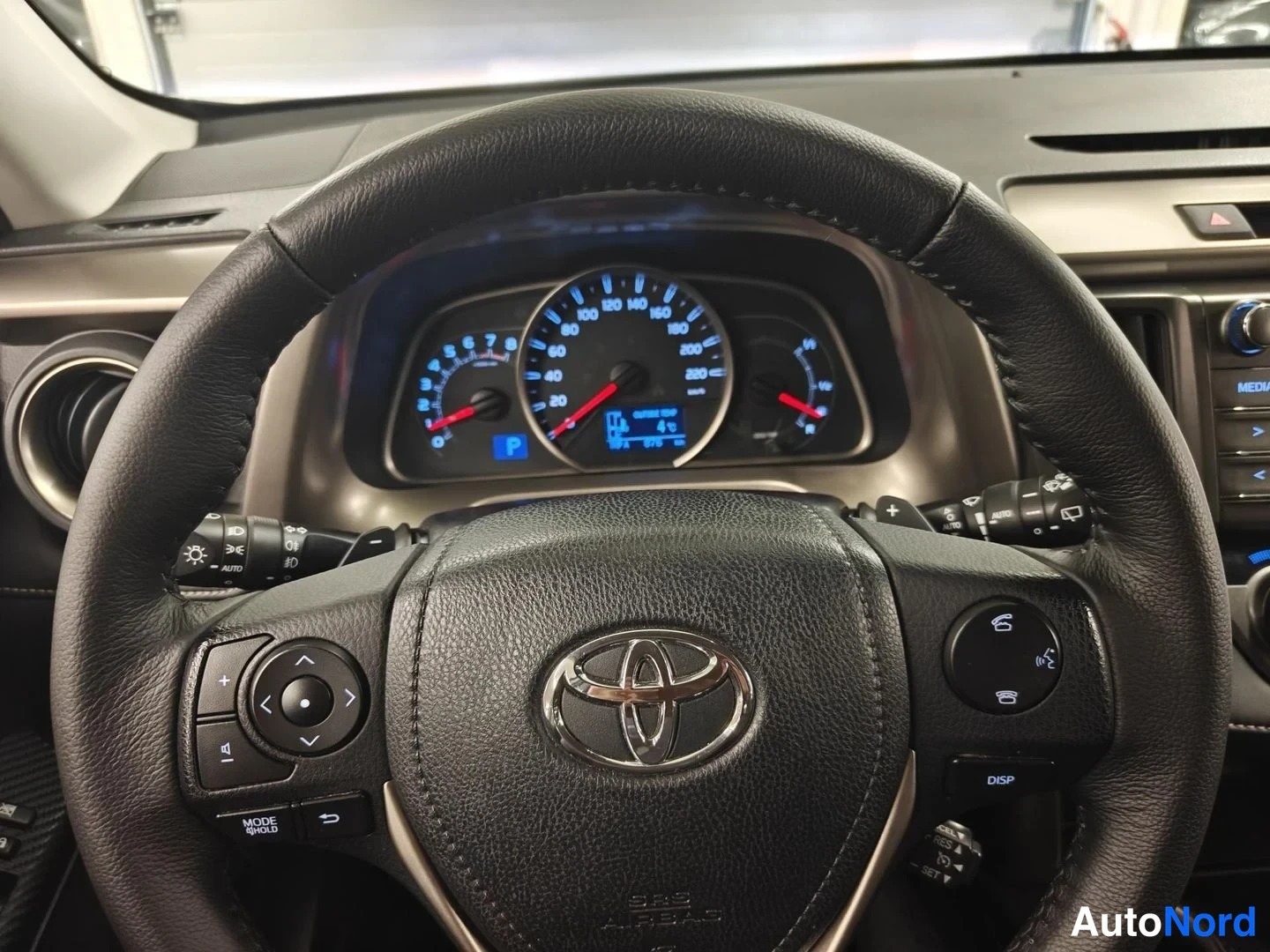 Valkoinen Toyota RAV4 2015, yksityiskohta, kuva 10
