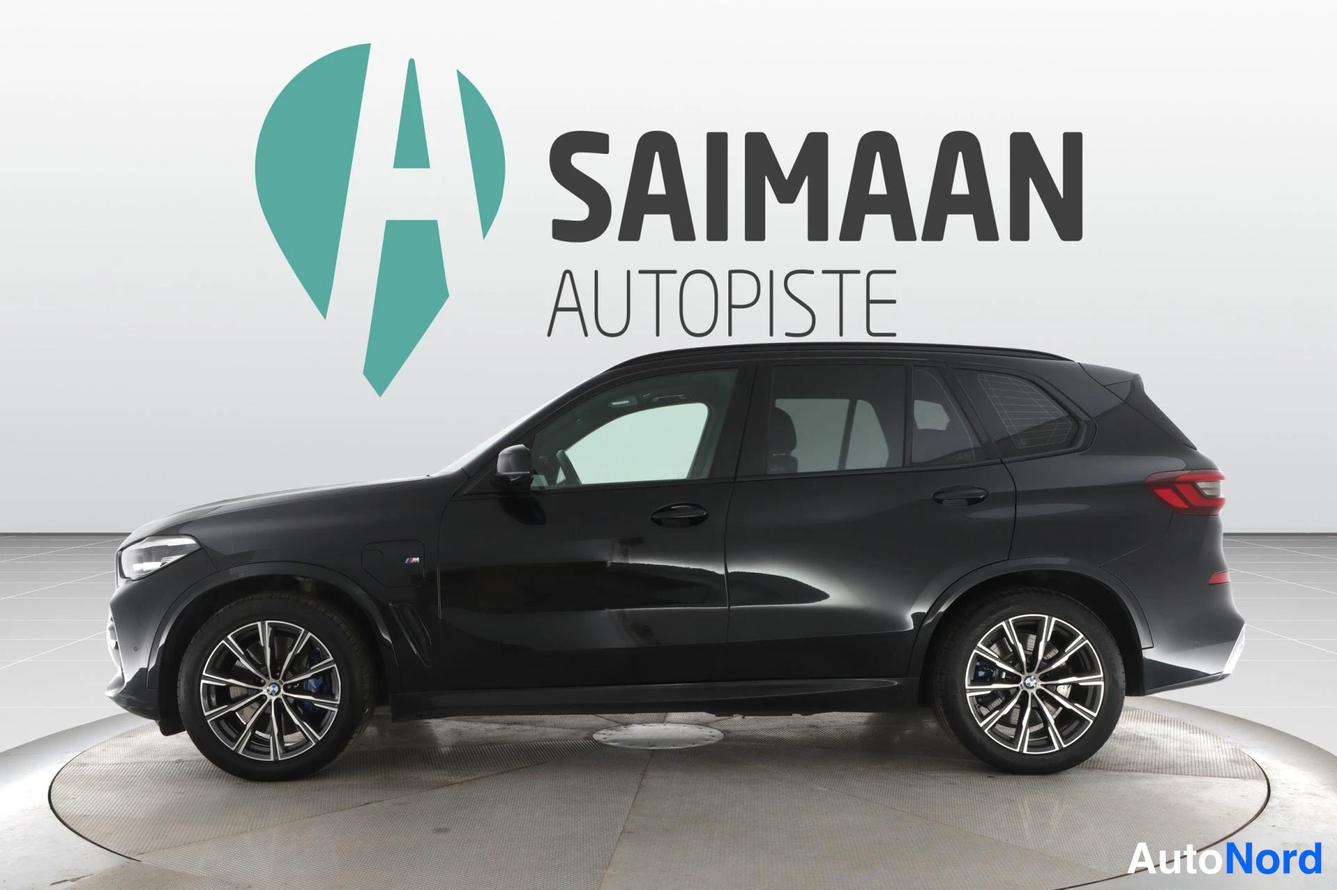 Musta BMW X5 xDrive45e 2020, etuviisto, keula vasemmalle, kuva 2