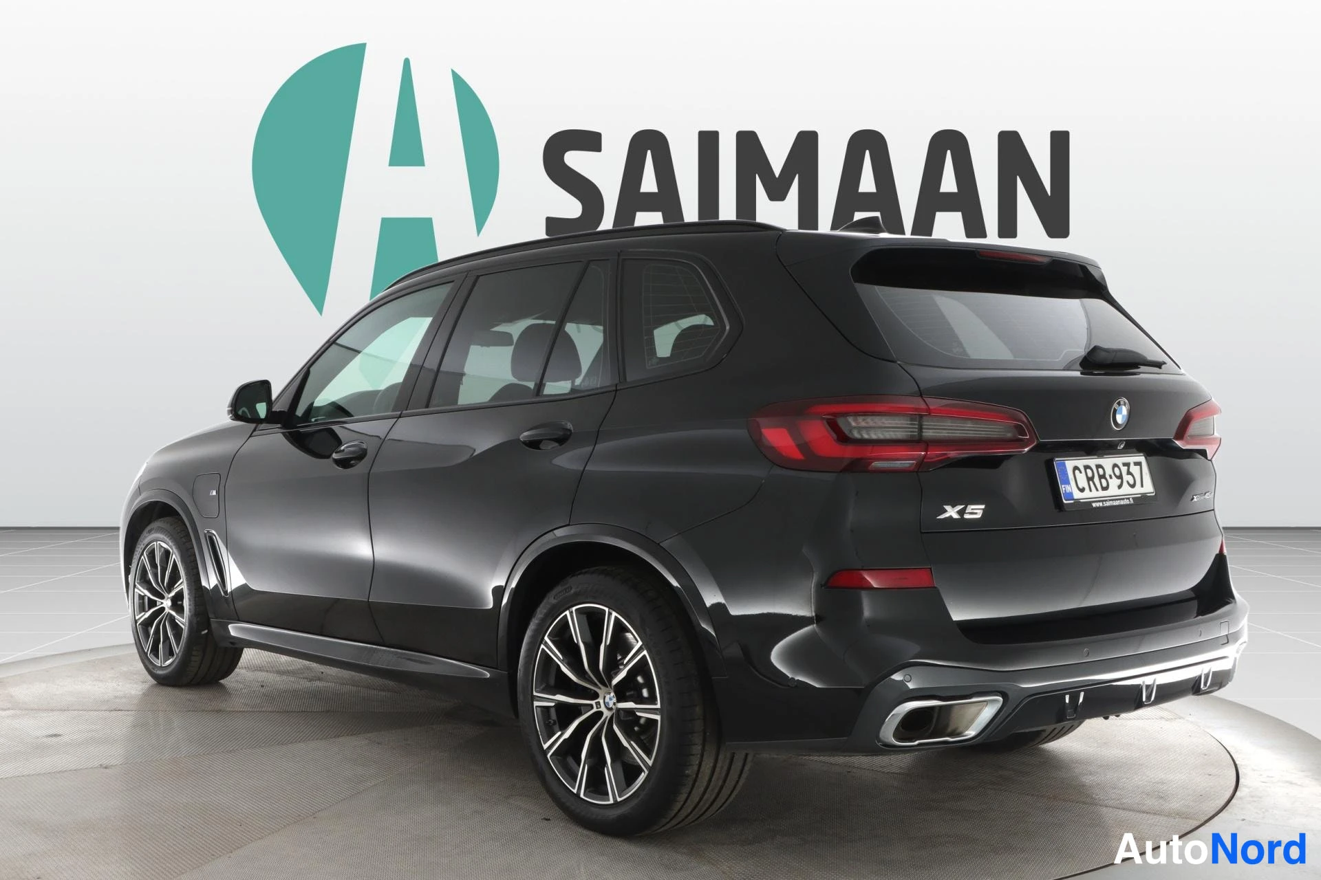 Musta BMW X5 xDrive45e 2020, takaviisto, kuva 6