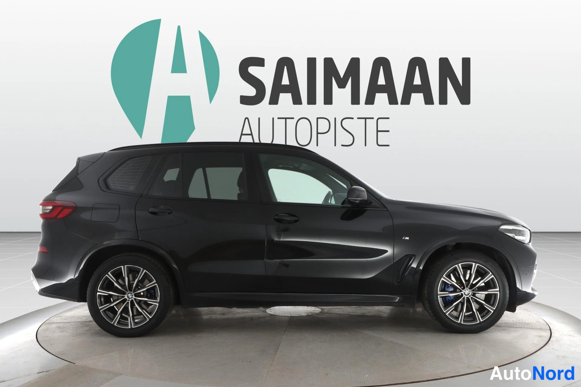 Musta BMW X5 xDrive45e 2020, sivulta, kuva 5