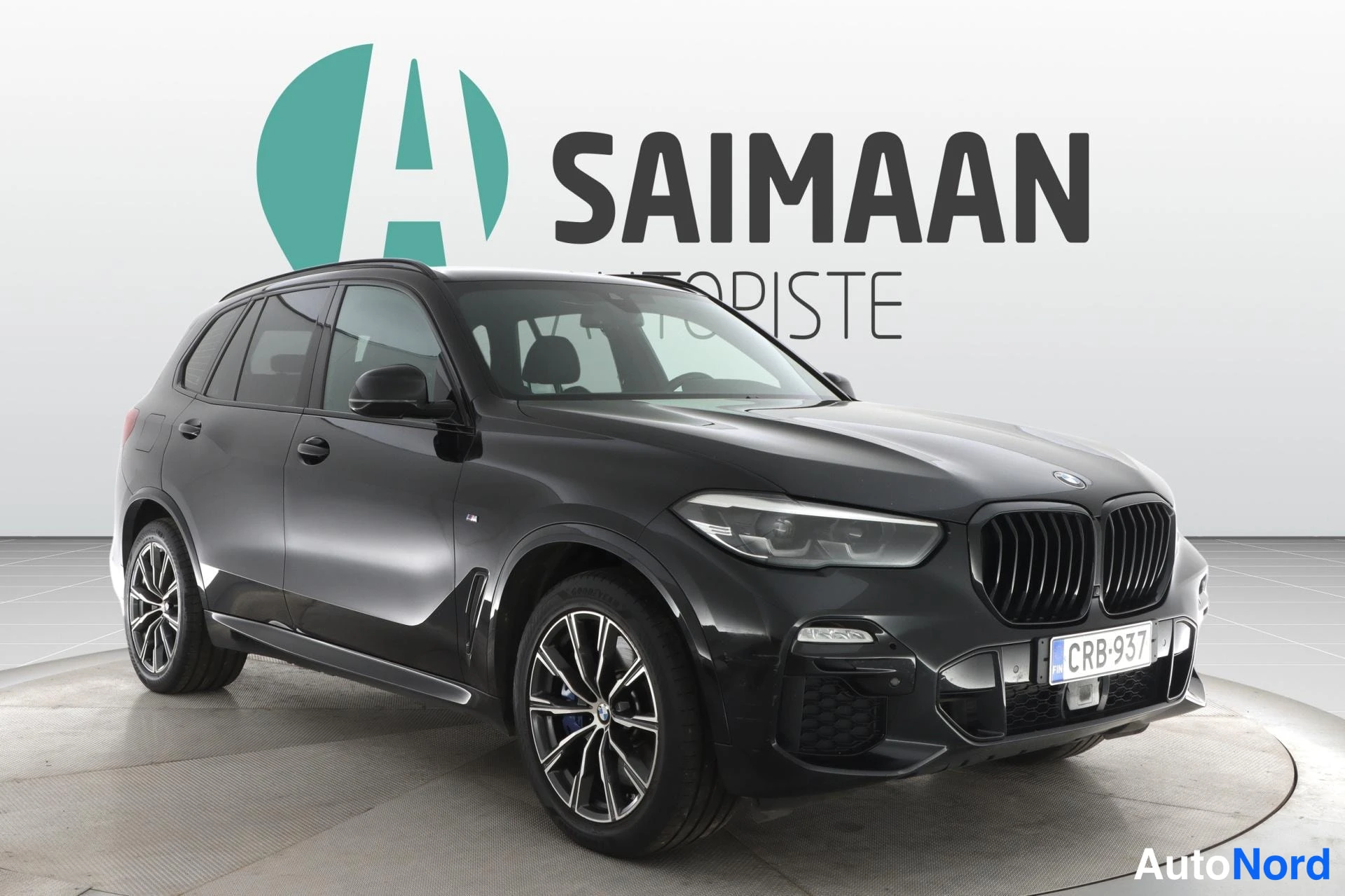Musta BMW X5 xDrive45e 2020, etuviisto, keula oikealle, kuva 3