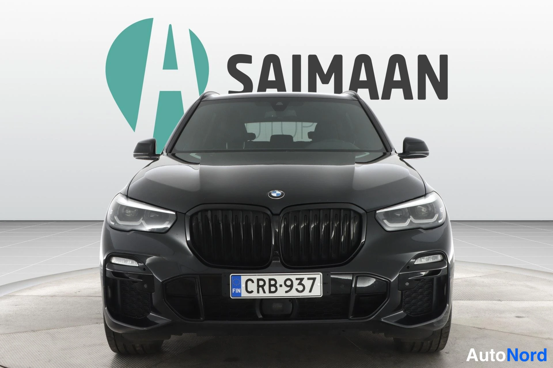 Musta BMW X5 xDrive45e 2020, edestä, kuva 4