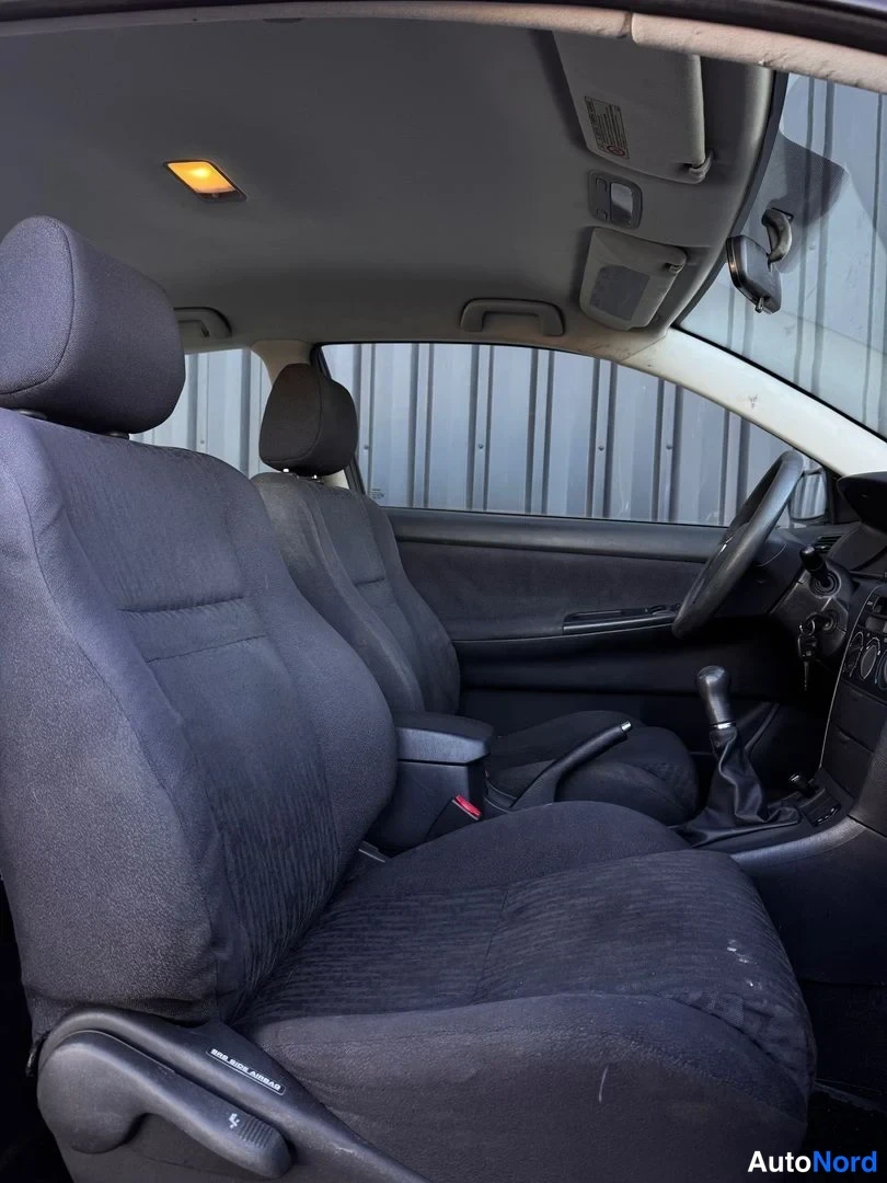 Punainen Toyota Corolla 2002, etuistuimet, kuva 13