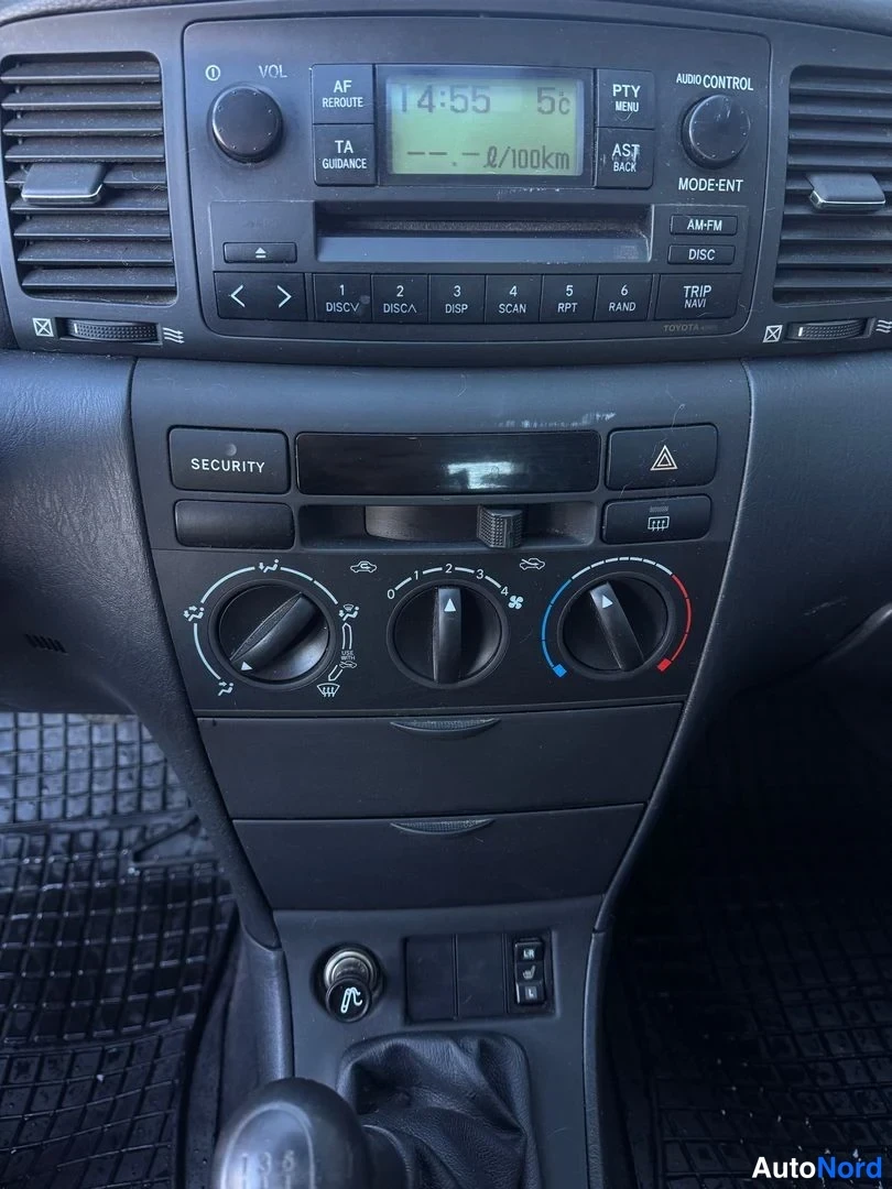 Punainen Toyota Corolla 2002, yksityiskohta, kuva 17