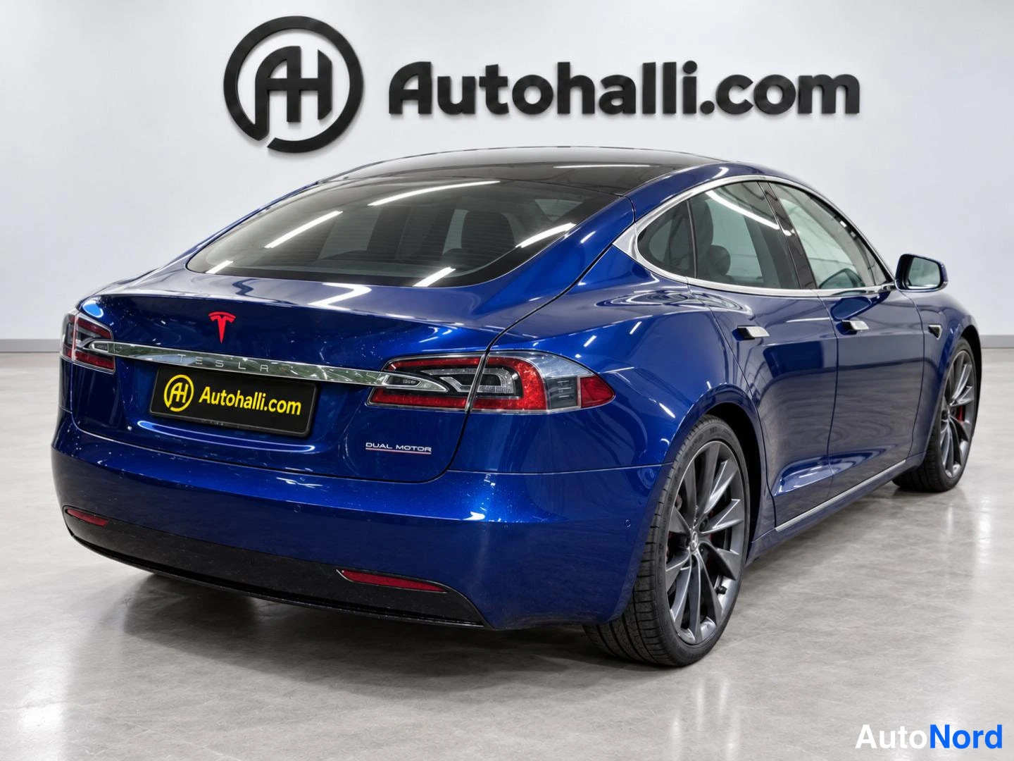 Sininen Tesla Model S 2021, takaviisto, kuva 2