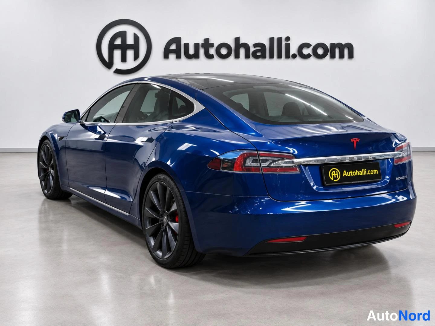 Sininen Tesla Model S 2021, takaviisto, kuva 3