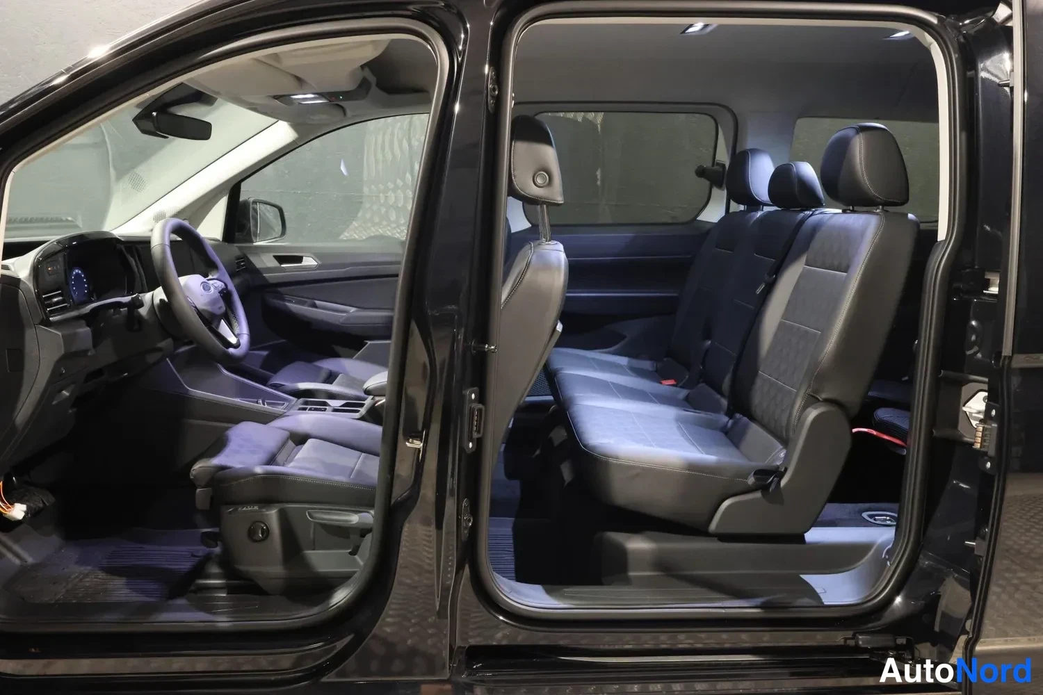 Musta Volkswagen Caddy Maxi Grand Tourneo Connect 2026, takaistuimet, kuva 16