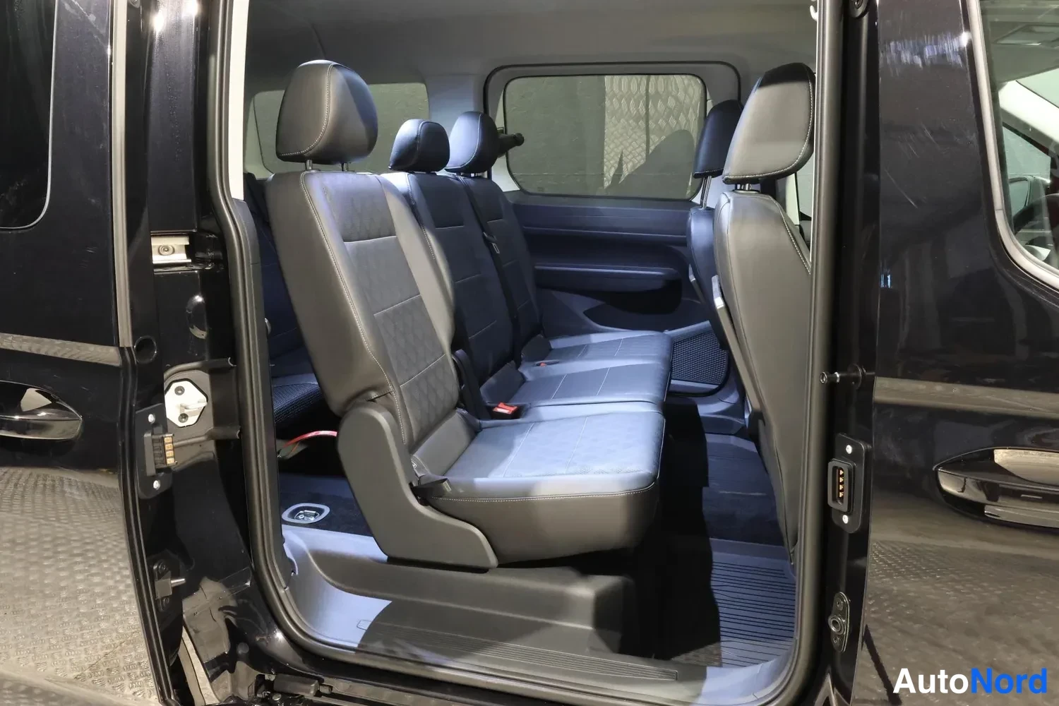 Musta Volkswagen Caddy Maxi Grand Tourneo Connect 2026, takaistuimet, kuva 17