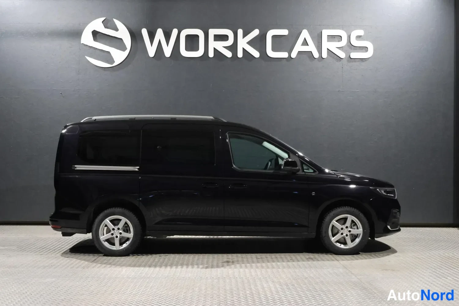 Musta Volkswagen Caddy Maxi Grand Tourneo Connect 2026, sivulta, kuva 6