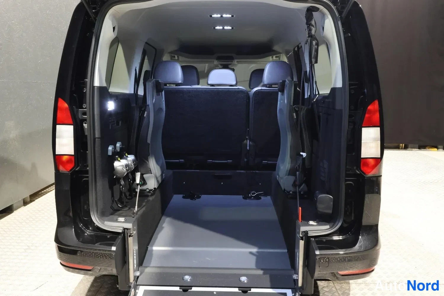 Musta Volkswagen Caddy Maxi Grand Tourneo Connect 2026, tavaratila, kuva 20