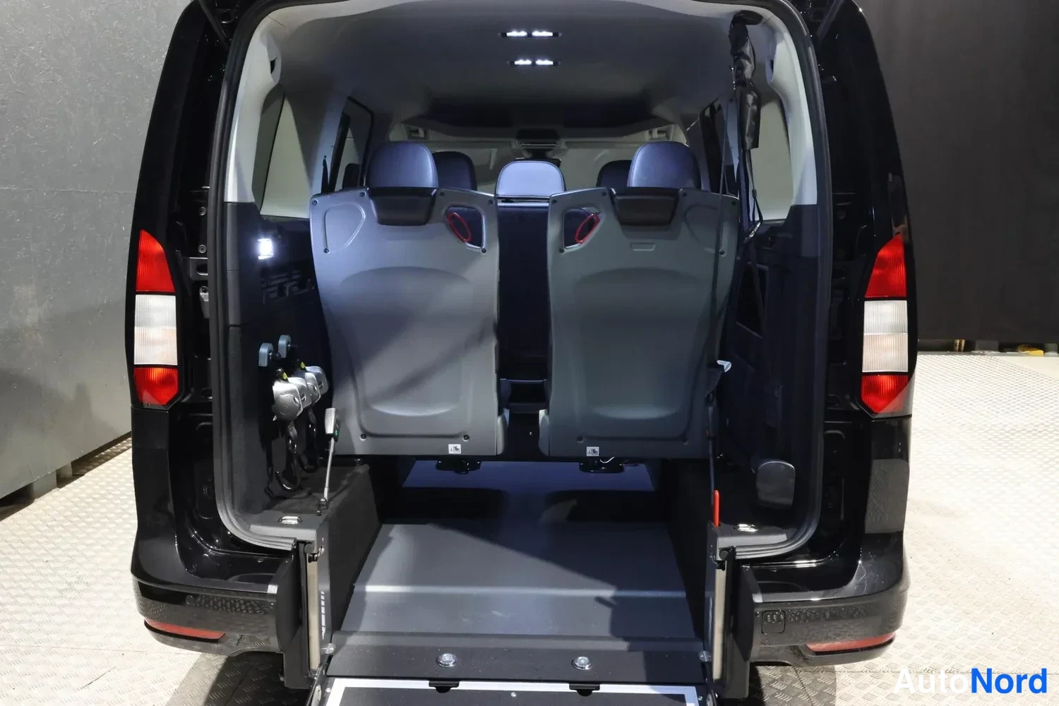 Musta Volkswagen Caddy Maxi Grand Tourneo Connect 2026, tavaratila, kuva 21