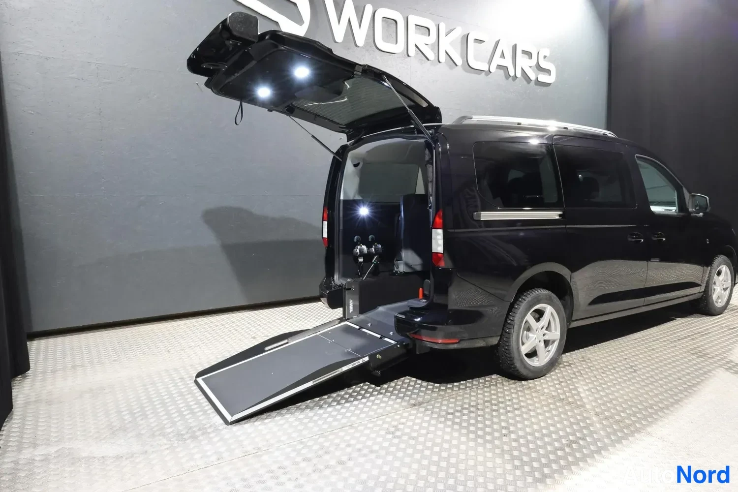 Musta Volkswagen Caddy Maxi Grand Tourneo Connect 2026, takaviisto, kuva 8