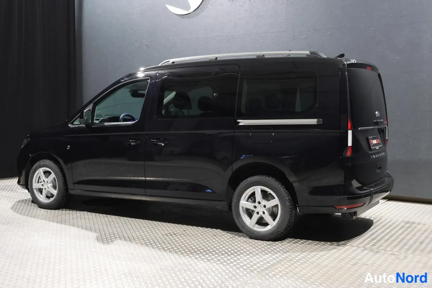 Musta Volkswagen Caddy Maxi Grand Tourneo Connect 2026, takaviisto, kuva 11