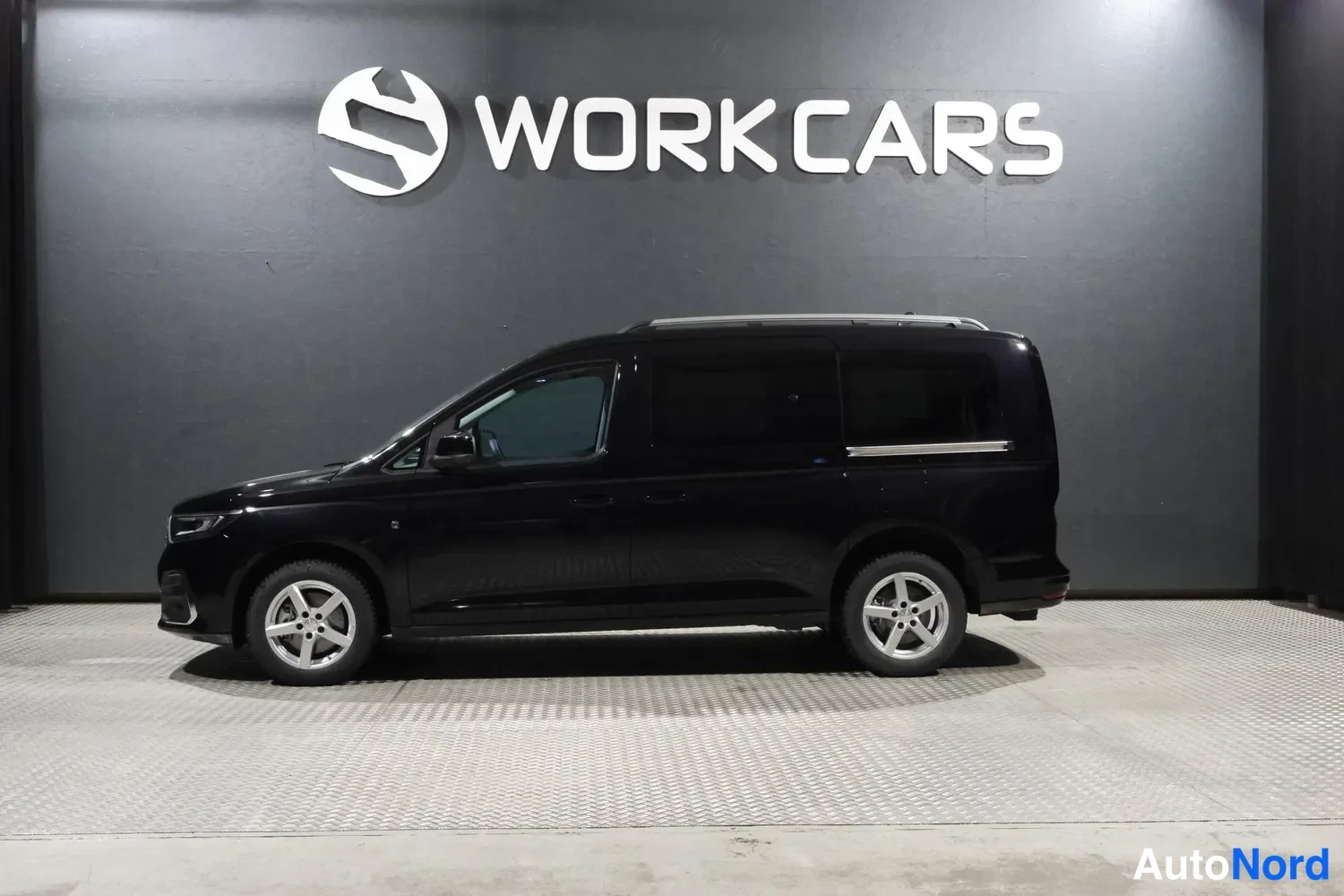 Musta Volkswagen Caddy Maxi Grand Tourneo Connect 2026, etuviisto, keula vasemmalle, kuva 2