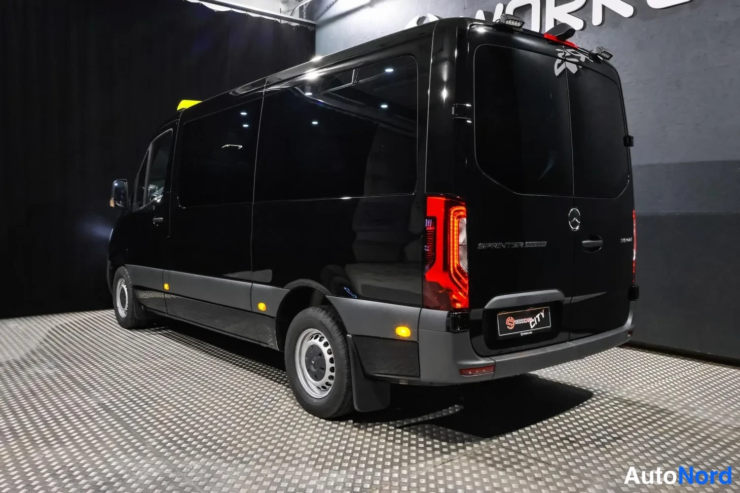 Musta Mercedes-Benz Sprinter 2026, takaviisto, kuva 4