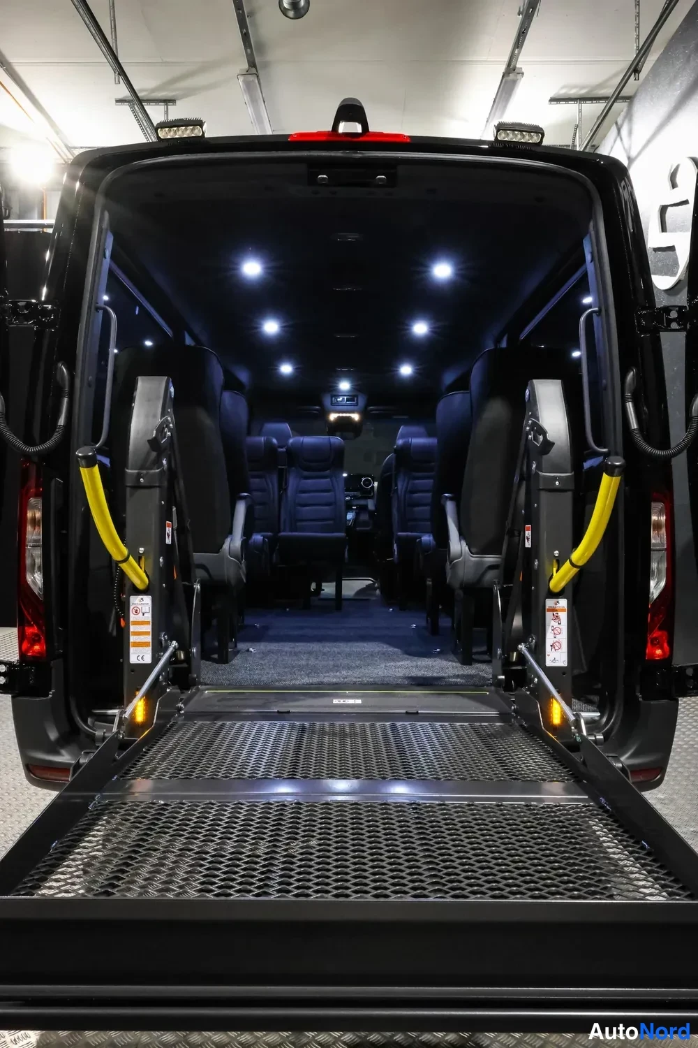 Musta Mercedes-Benz Sprinter 2026, takaa, kuva 6