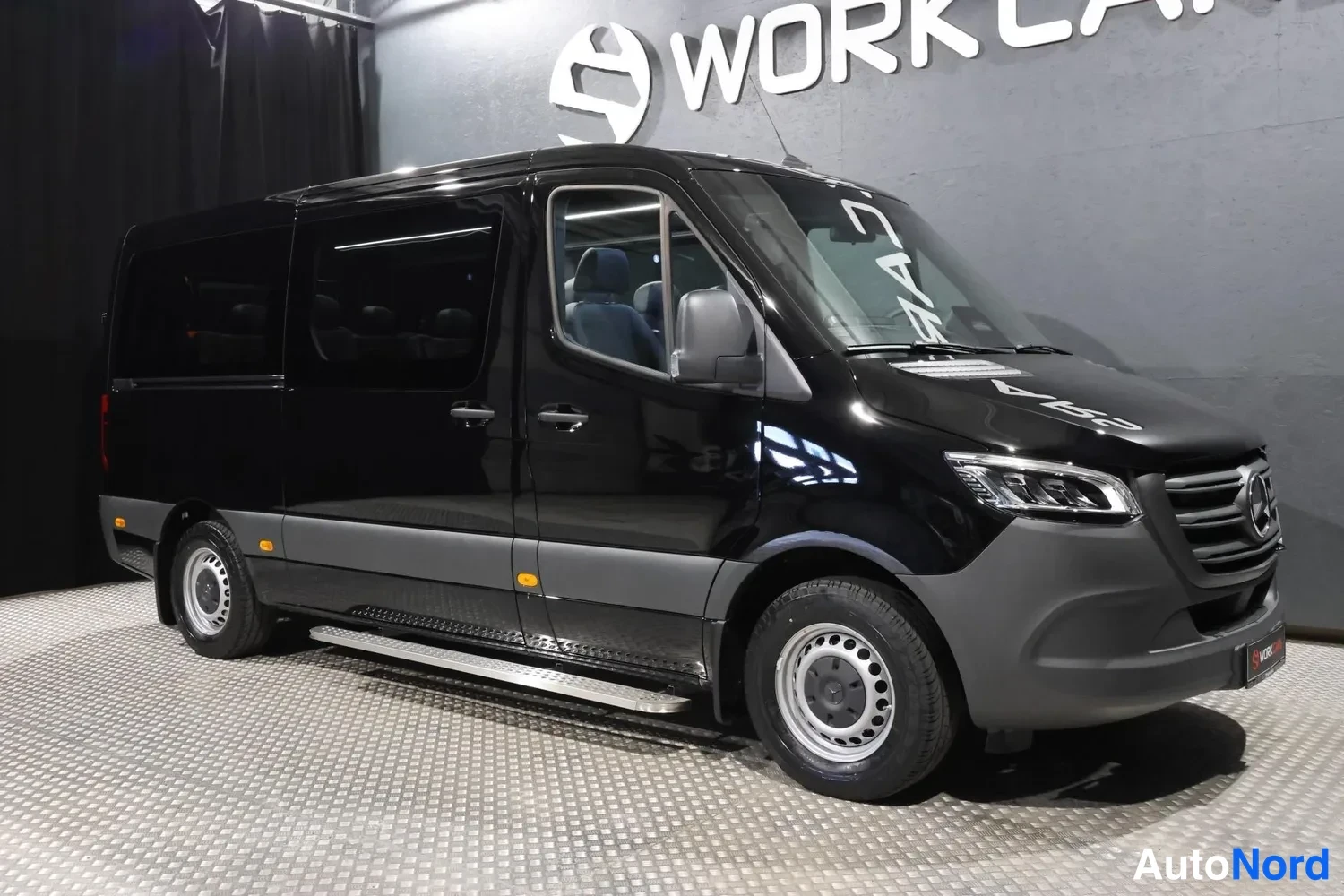Musta Mercedes-Benz Sprinter 2026, etuviisto, keula oikealle, kuva 4
