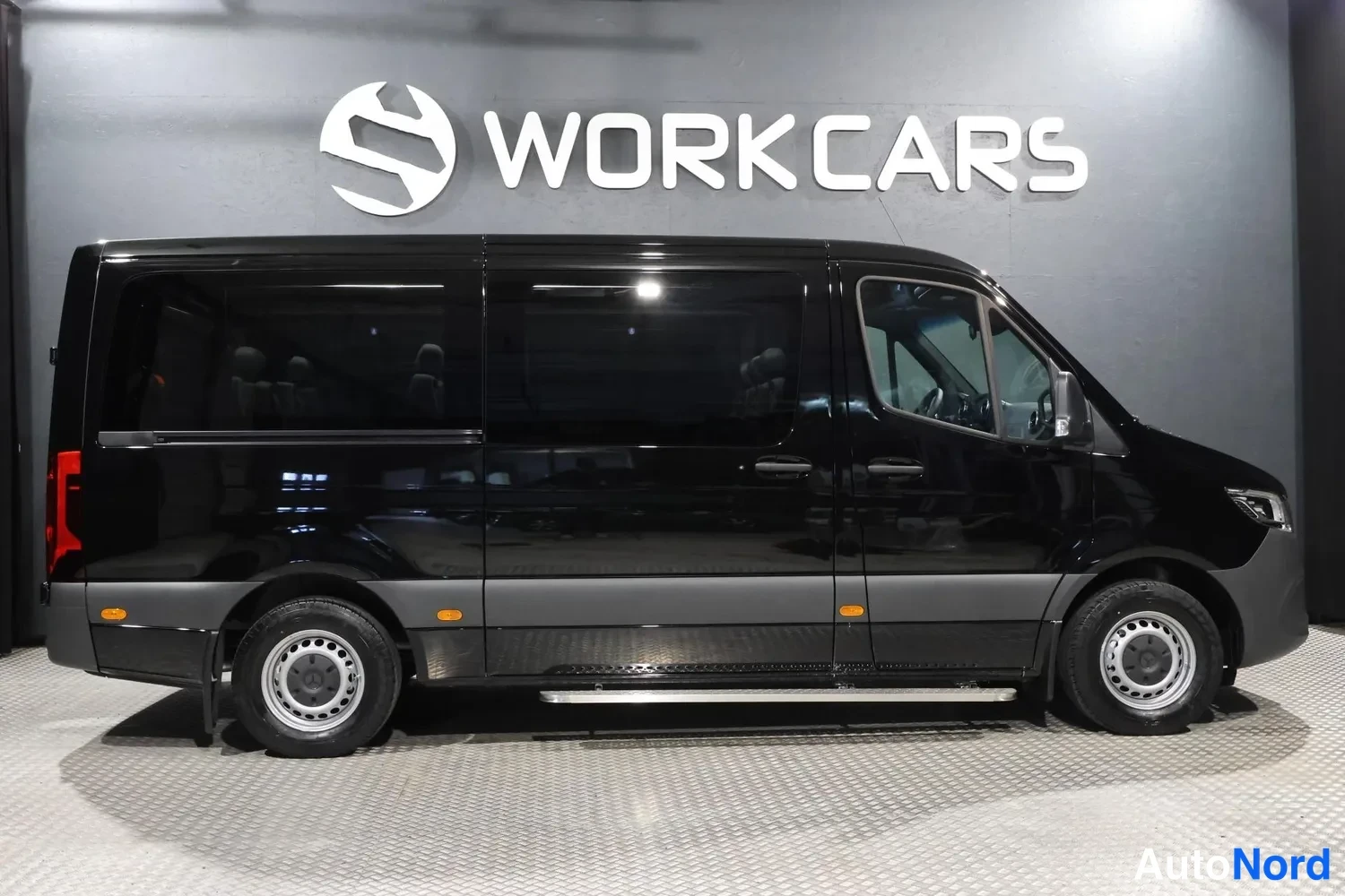 Musta Mercedes-Benz Sprinter 2026, sivulta, kuva 6