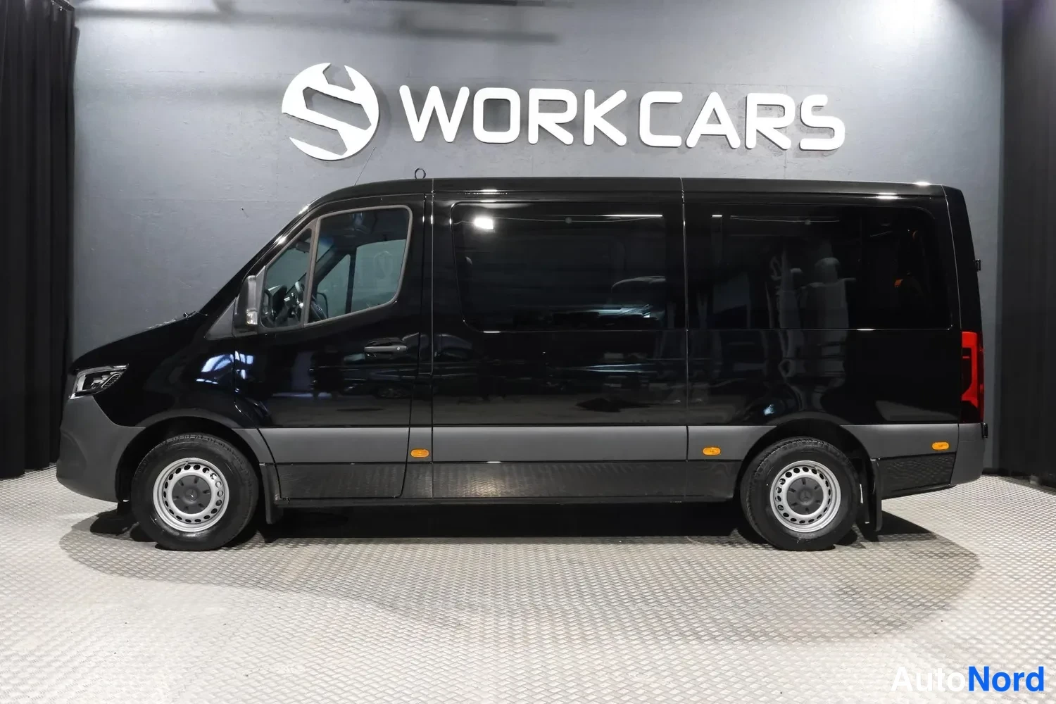 Musta Mercedes-Benz Sprinter 2026, sivulta, kuva 7