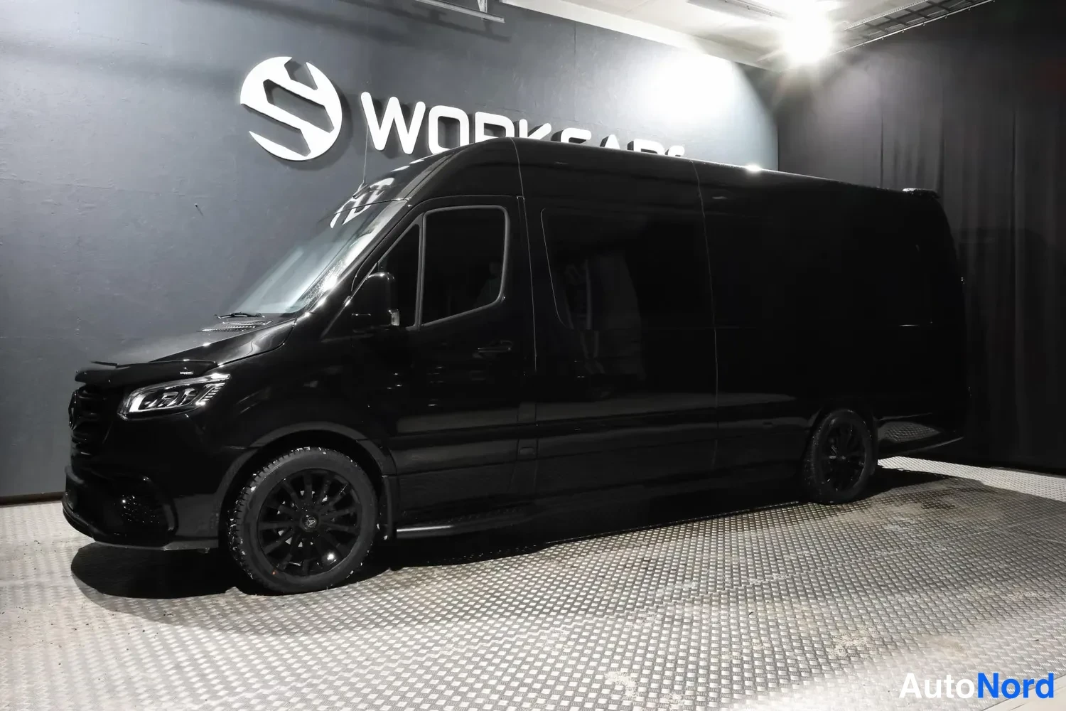 Musta Mercedes-Benz Sprinter 2026, etuviisto, keula vasemmalle, kuva 4