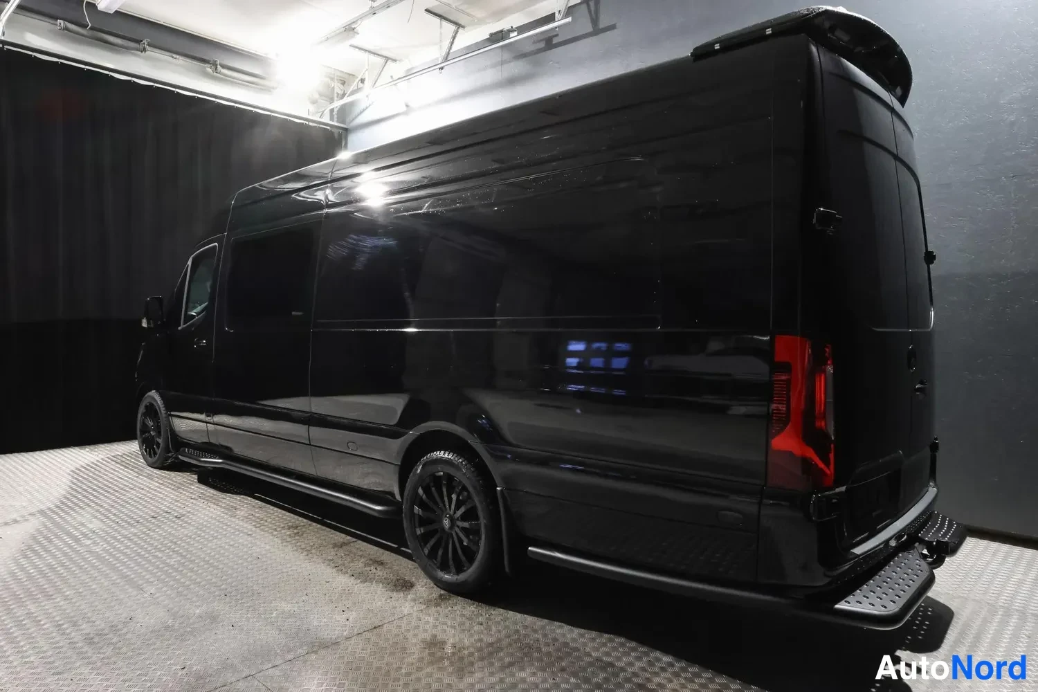 Musta Mercedes-Benz Sprinter 2026, takaviisto, kuva 9