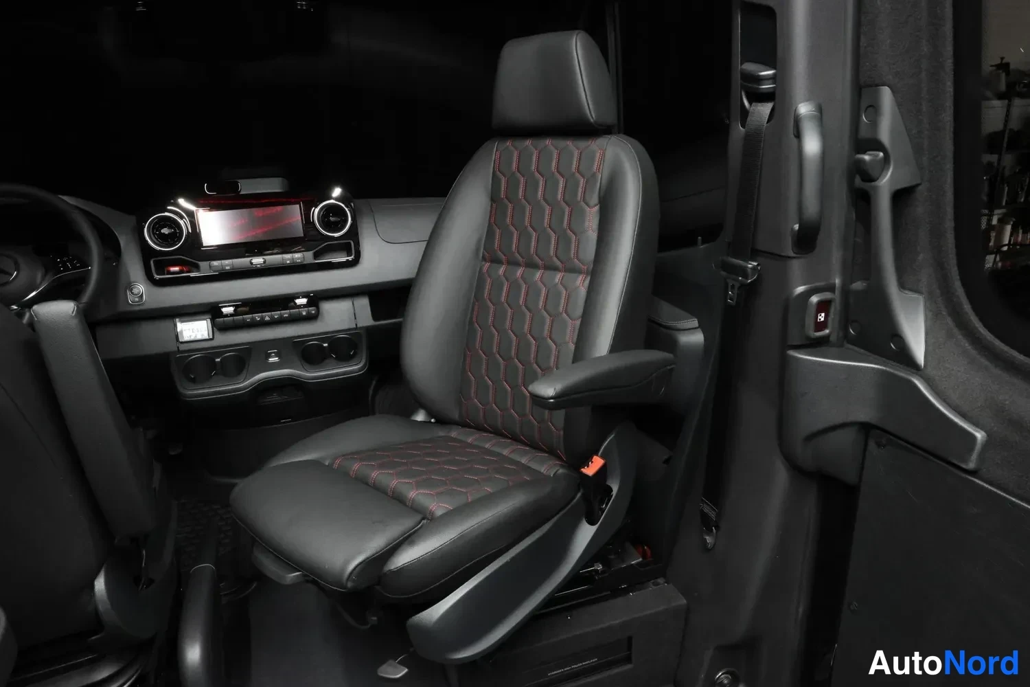 Musta Mercedes-Benz Sprinter 319 CDI 2026, etuistuimet, kuva 20