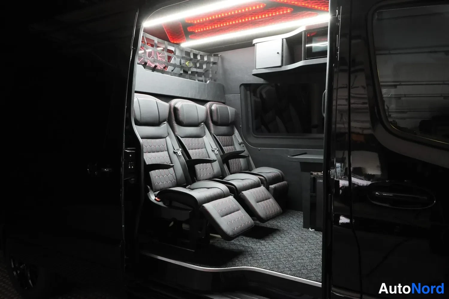 Musta Mercedes-Benz Sprinter 319 CDI 2026, takaistuimet, kuva 23