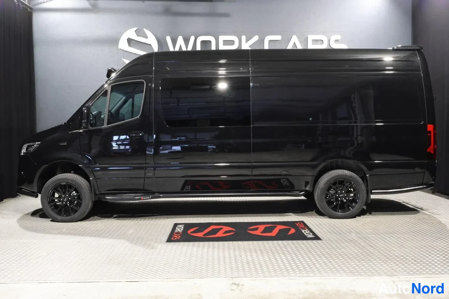 Musta Mercedes-Benz Sprinter 319 CDI 2026, etuviisto, keula vasemmalle, kuva 2