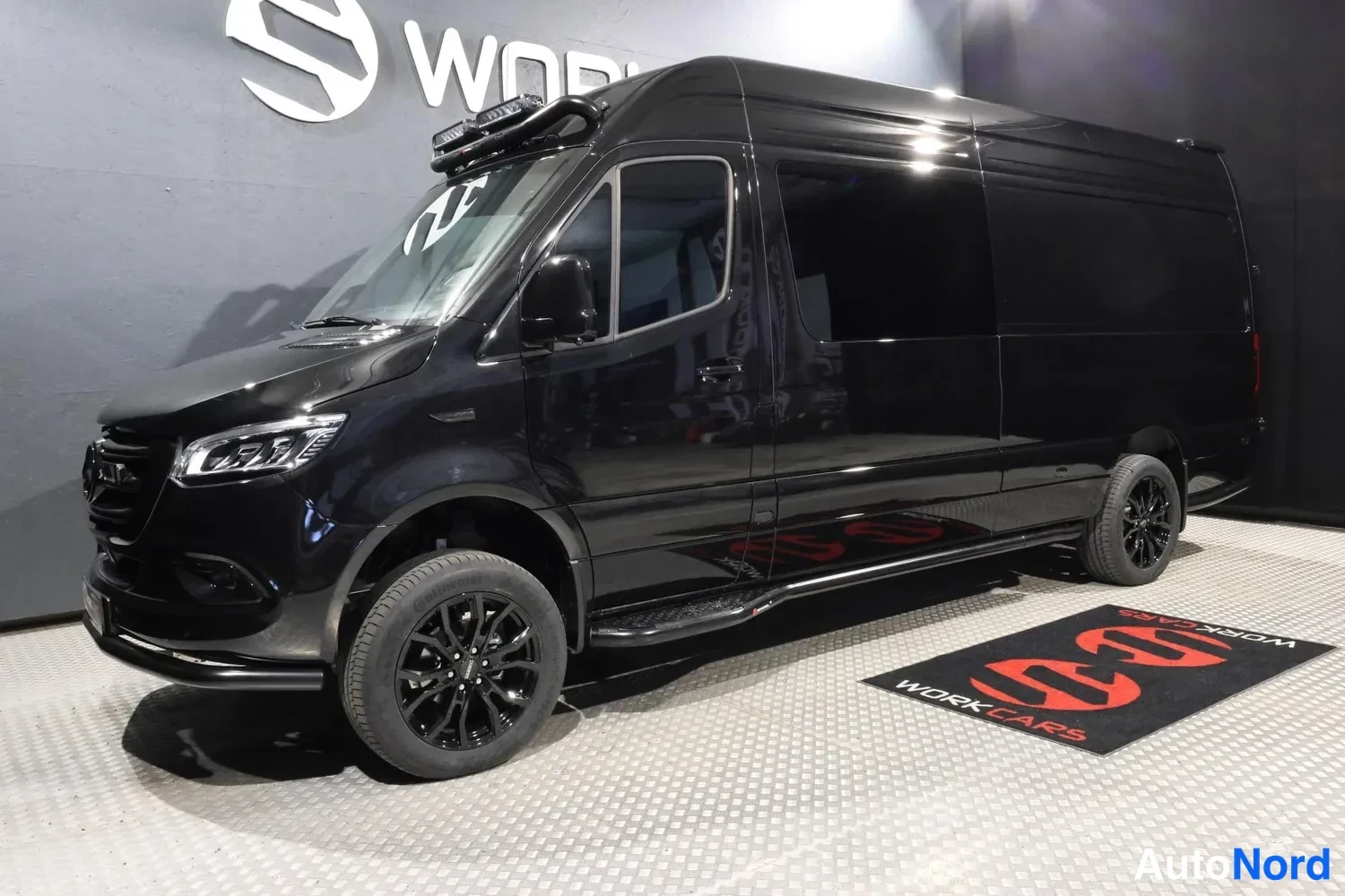 Musta Mercedes-Benz Sprinter 319 CDI 2026, etuviisto, keula vasemmalle, kuva 3