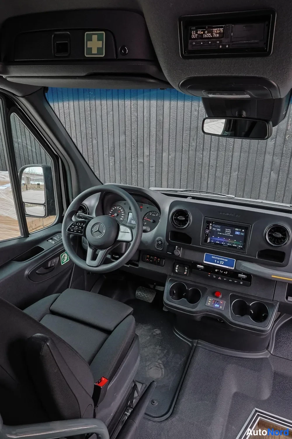 Musta Mercedes-Benz Sprinter 2026, ohjaamo, kuva 16