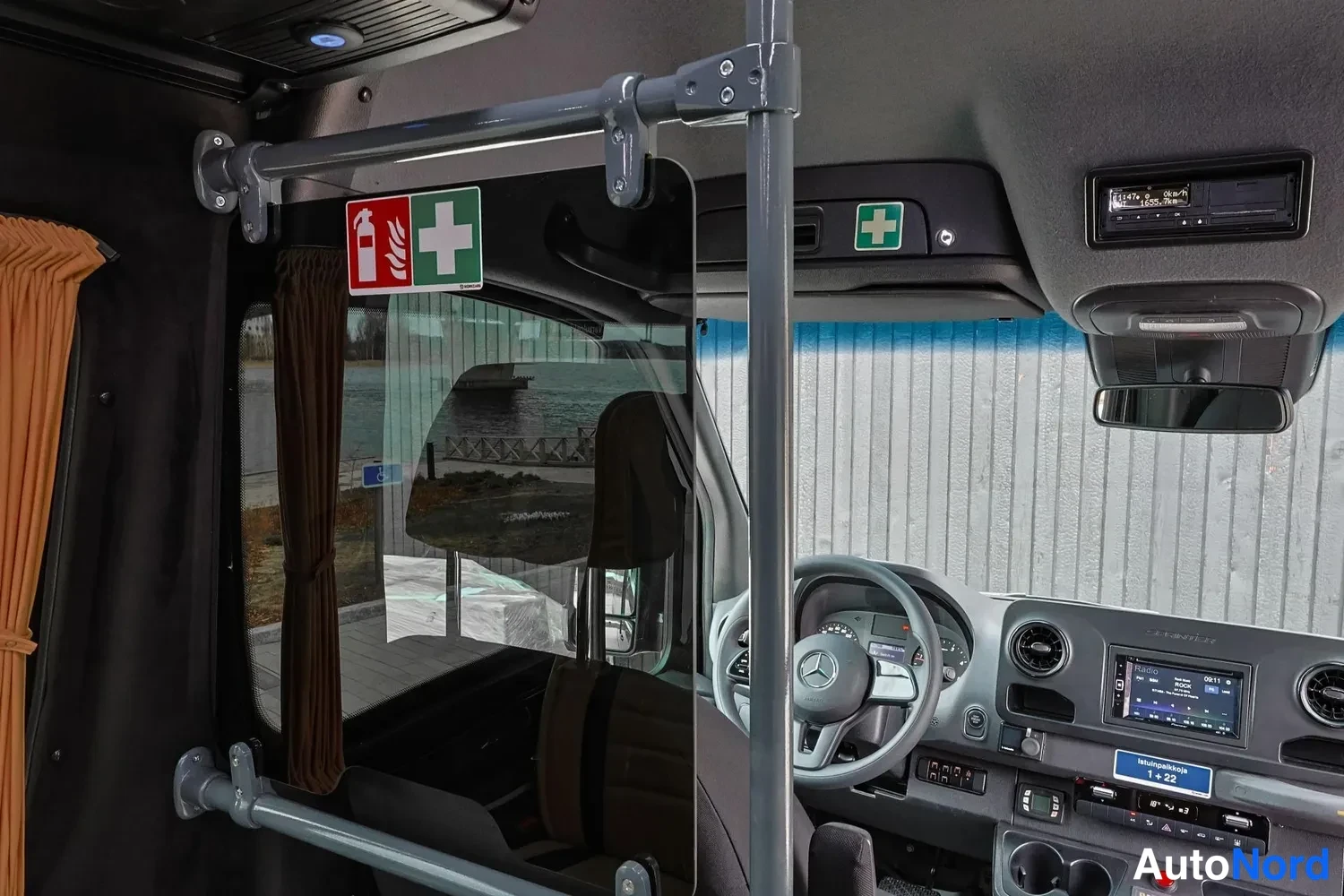 Musta Mercedes-Benz Sprinter 2026, ohjaamo, kuva 17