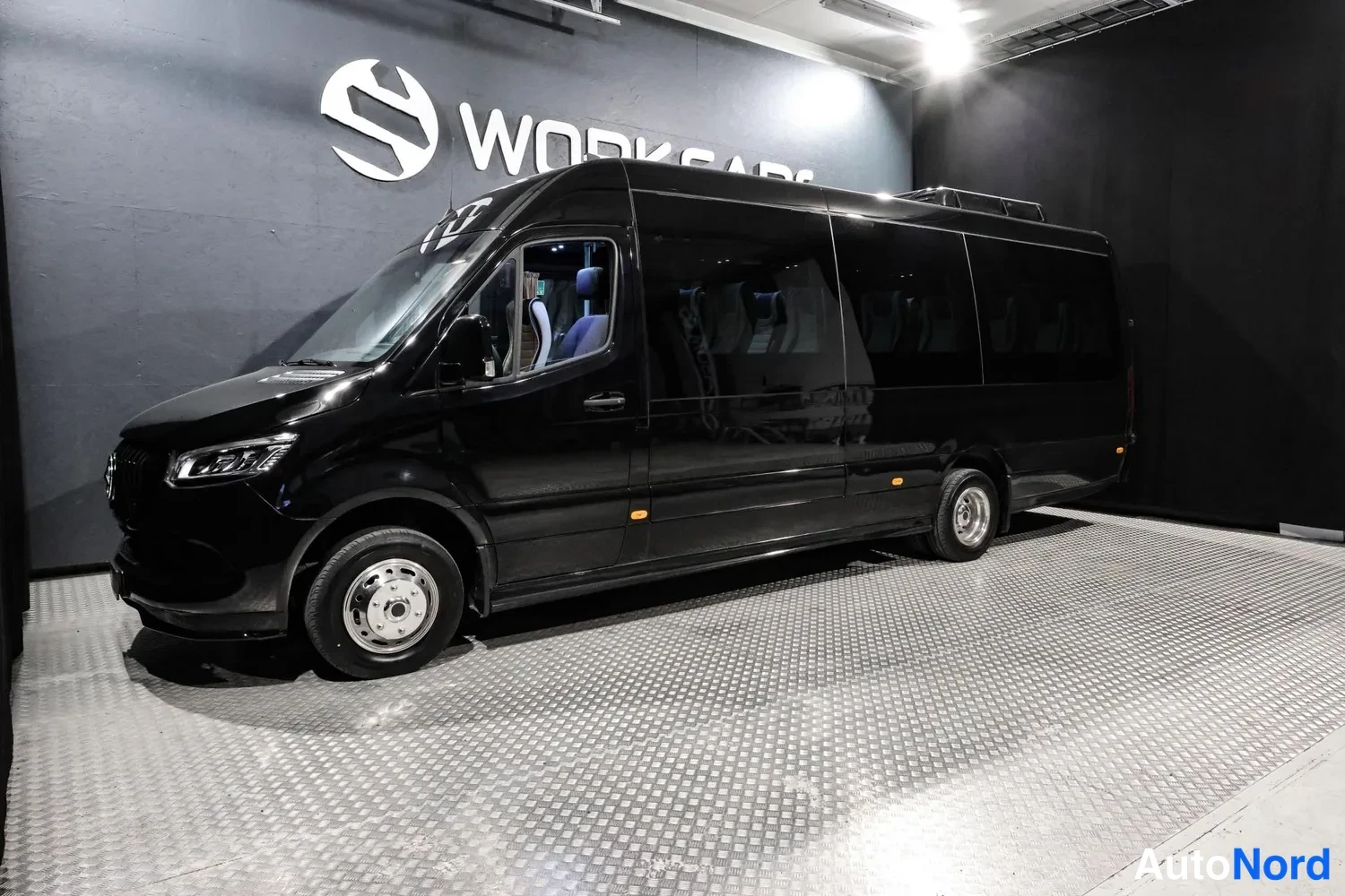 Musta Mercedes-Benz Sprinter 2026, etuviisto, keula vasemmalle, kuva 3