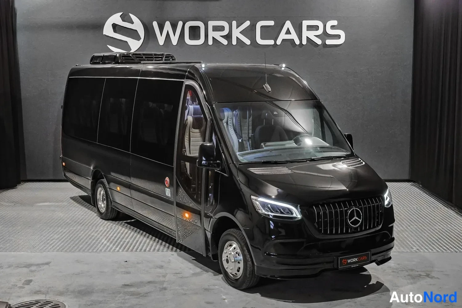 Musta Mercedes-Benz Sprinter 2026, etuviisto, keula oikealle, kuva 6